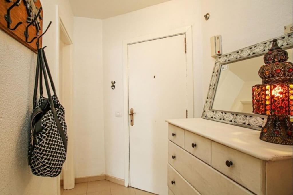 Cozy Near The Sea With Private Parking Apartment